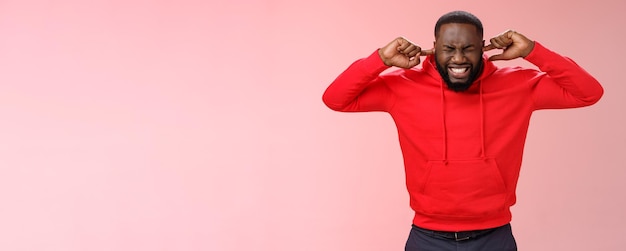 Photo gratuite agacé dérangé inconfortable jeune afro-américain sous pression et stressé barbu serrer les dents