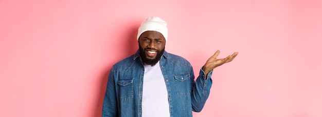 Photo gratuite agacé et énervé homme afro-américain pointant du doigt la tête gronder quelqu'un de stupide regardant bo