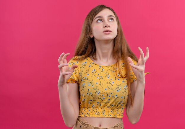 Agacé jeune fille regardant sur l'espace rose isolé avec copie espace