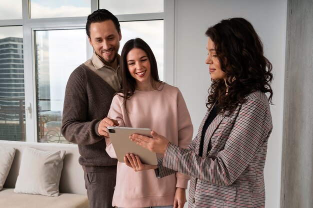 Agent immobilier à plan moyen montrant la maison