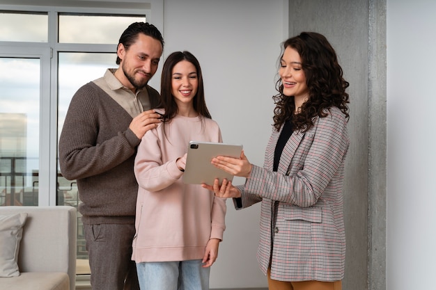 Agent immobilier à plan moyen montrant la maison