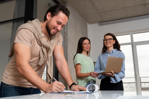 Agent immobilier à plan moyen montrant la maison