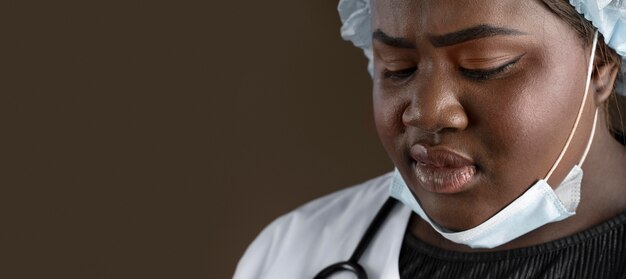 Agent de santé avec masque médical et espace copie