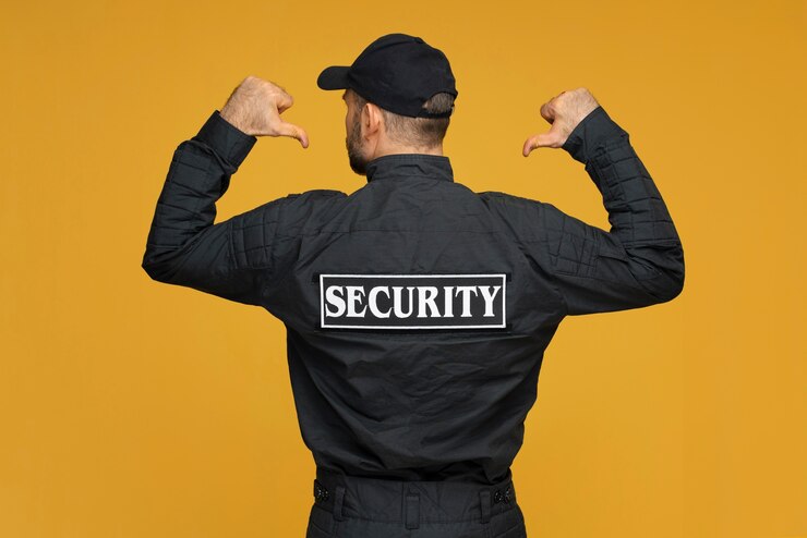 Photo gratuit agent de sécurité à coup moyen posant en studio