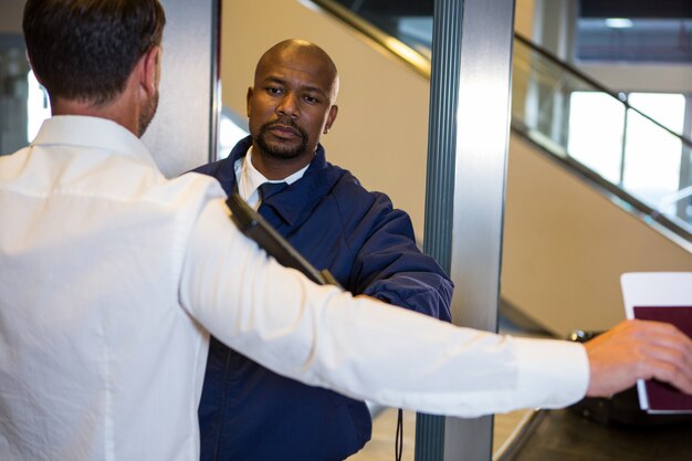 Agent de sécurité fouille un passager