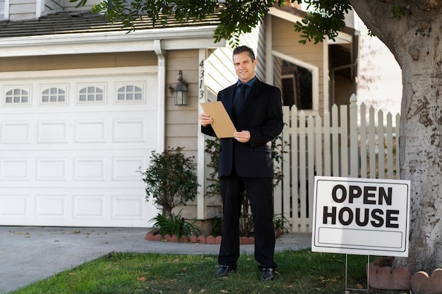 Photo gratuite agent de vente se préparant à présenter la maison