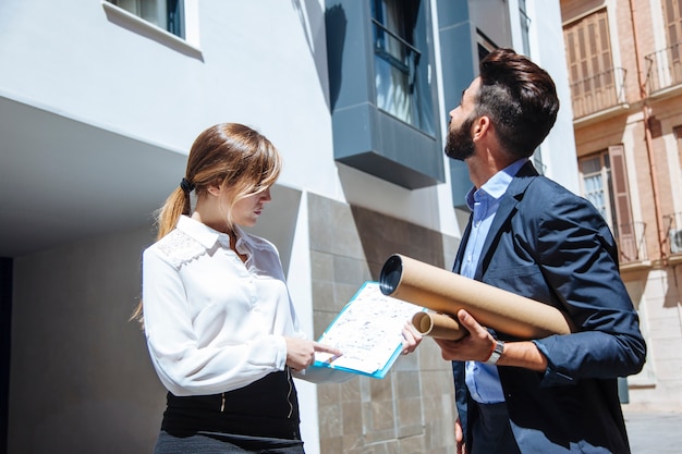 Agents immobiliers en face du bâtiment