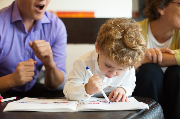 agrandi homme gosse groupe garde d&#39;enfants