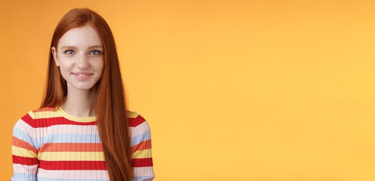 Photo gratuit agréable friendlylooking smart rousse confiant objectif étudiante souriant succès expr sûr de soi