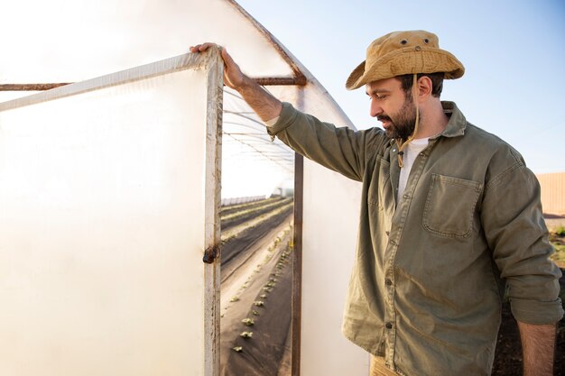 Agriculteur dans la serre de sa ferme