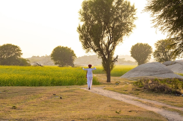 Agriculteur rural indien va pour la récolte