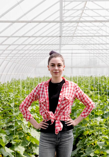 Agricultrice mignonne en serre