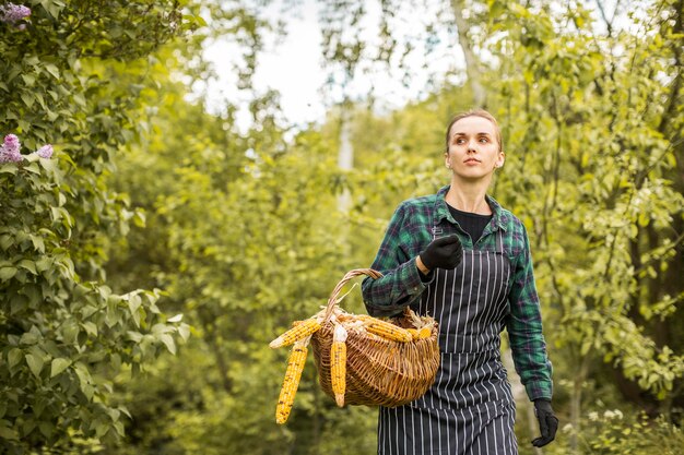 Agricultrice avec un panier