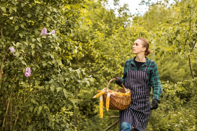 Agricultrice avec un panier