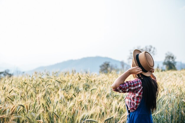 Agricultrice avec la saison de récolte du champ d&#39;orge