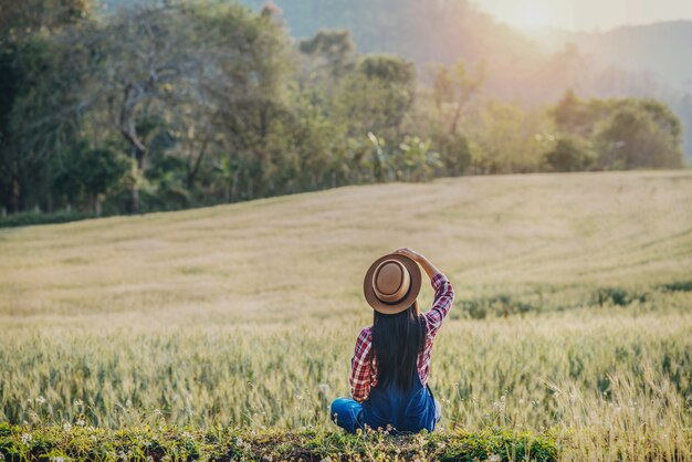 Agricultrice avec la saison de récolte du champ d&#39;orge