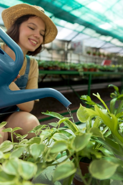 Photo gratuite agricultrice travaillant dans une serre