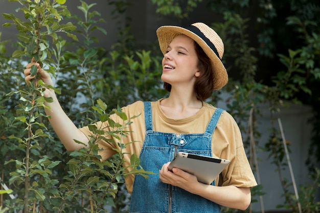 Agricultrice travaillant seule dans sa serre