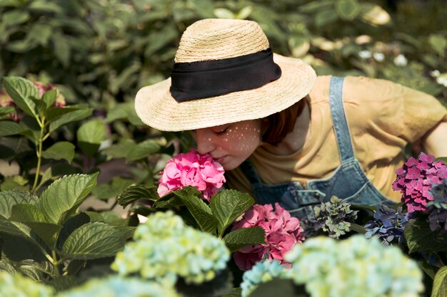 Agricultrice travaillant seule dans sa serre