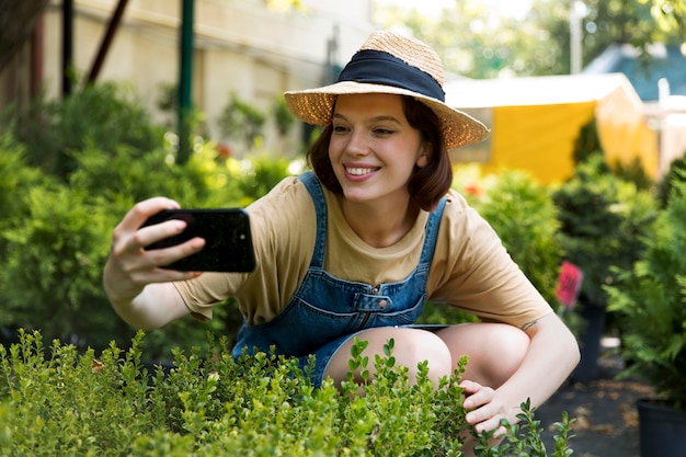 Agricultrice travaillant seule dans sa serre