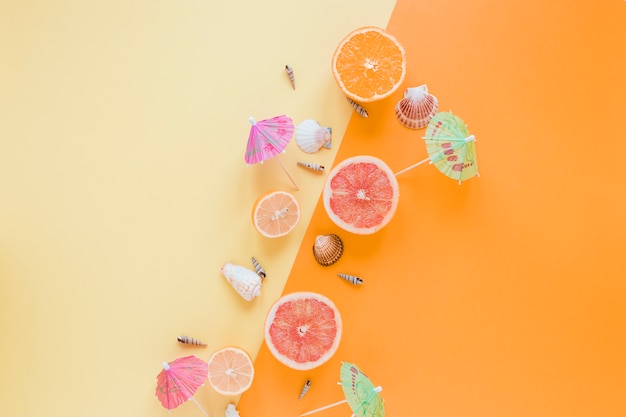 Agrumes aux coquillages et parapluies cocktail