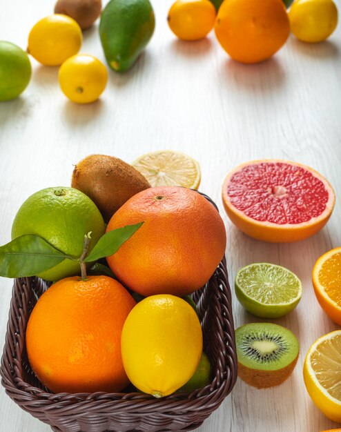 Agrumes, coloré, avocat, citron, kiwi, orange, panier, table