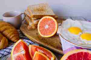 Photo gratuite agrumes et œufs pour le petit-déjeuner