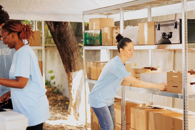 Photo gratuite aide alimentaire aux personnes dans le besoin