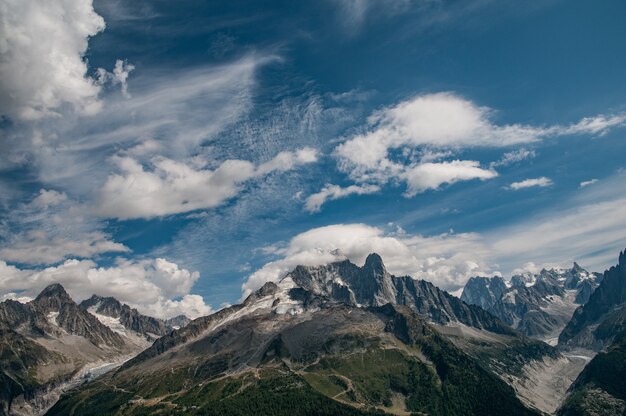 Aiguille Verte avec ciel bleu nuageux et glaciers et montagnes