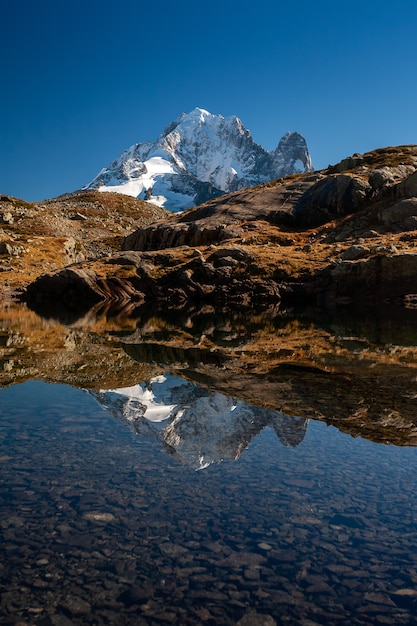 Aiguille Verte du massif du Mont Blanc reflétant sur l'eau à Chamonix, France