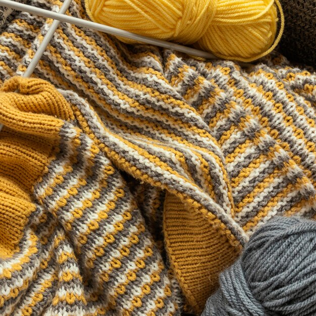 Aiguilles à tricoter et laine close up