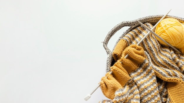 Aiguilles à tricoter et laine dans le panier avec espace copie