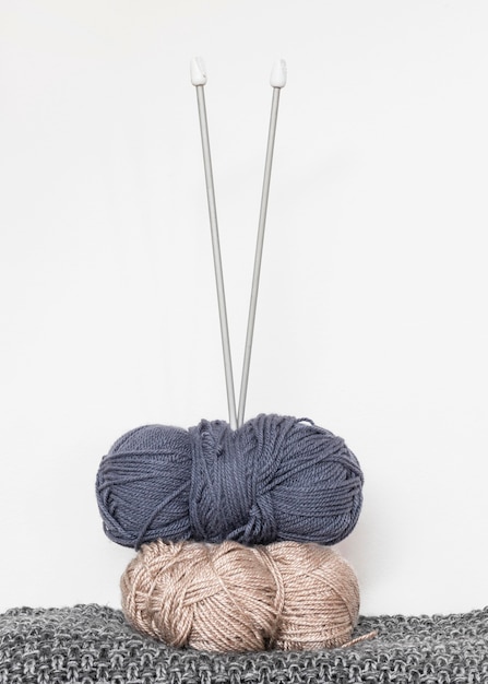 Aiguilles à tricoter et laine sur table