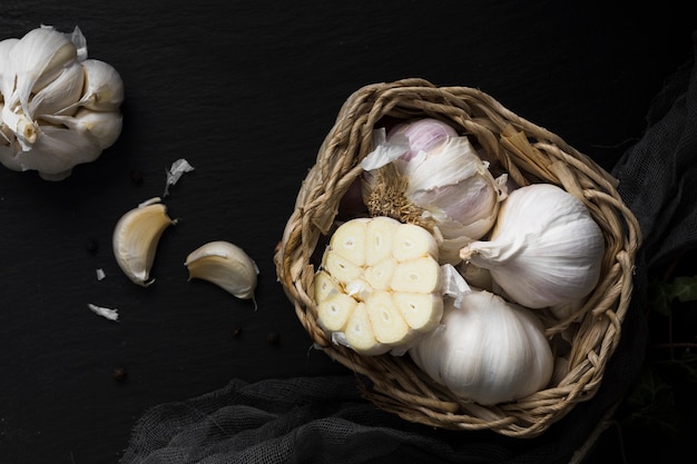 Ail frais dans la vue de dessus du panier