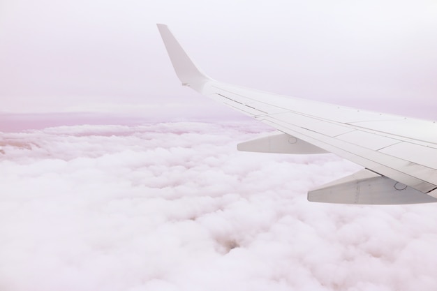 Aile d'avion au-dessus des nuages