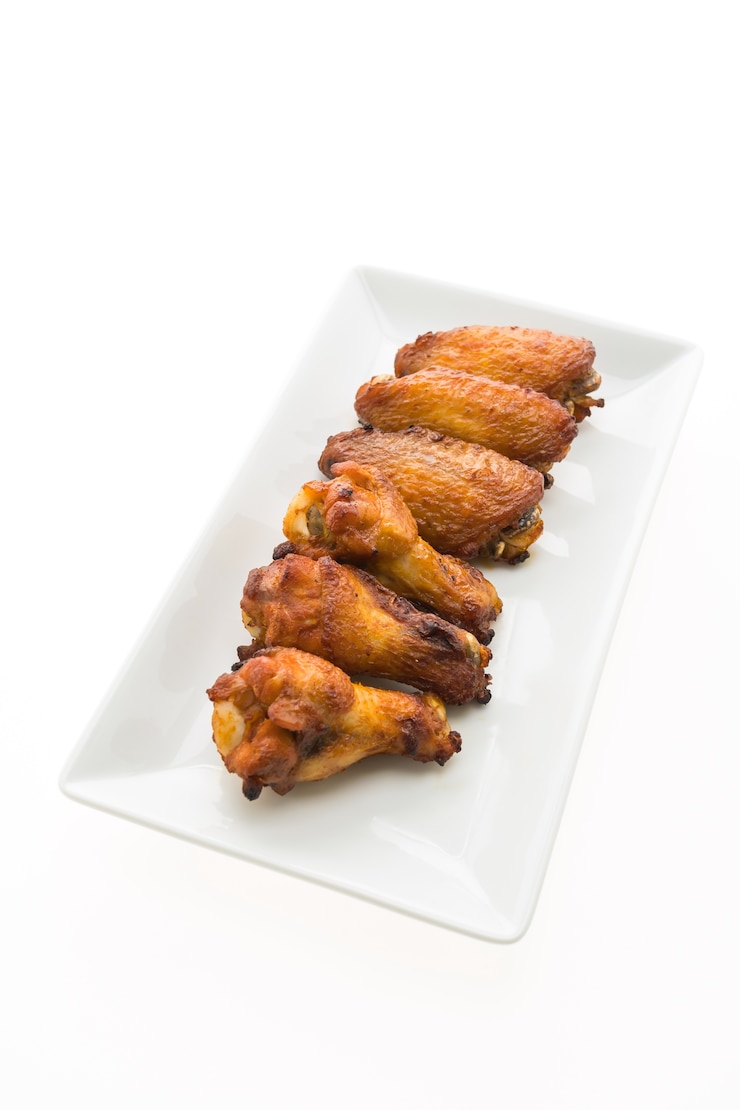 Photo gratuit aile de poulet grillé en plaque blanche