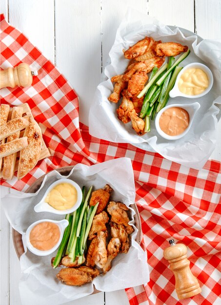 Ailes de poulet frites avec diverses sauces