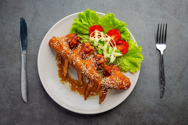 Ailes de poulet frites avec sauce de poisson et sauce de poisson douce.