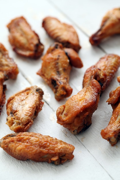 Ailes de poulet grillées sur une table blanche