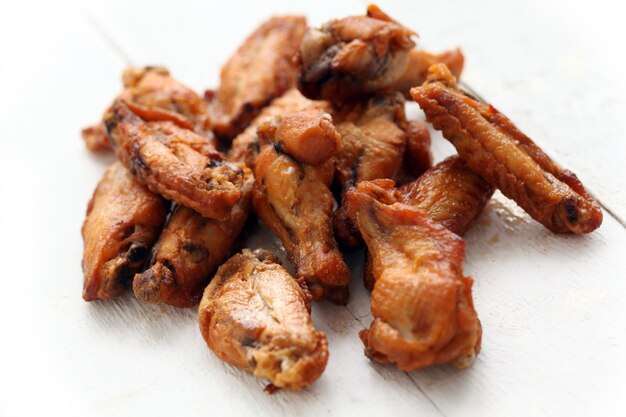 Ailes de poulet grillées sur une table blanche