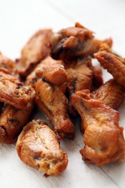 Ailes de poulet grillées sur une table blanche