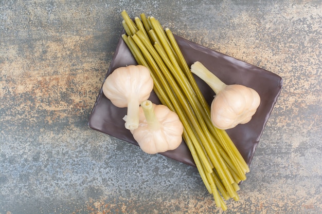 Ails Délicieux Salés Avec De Longs Légumes Verts Sur Fond De Marbre