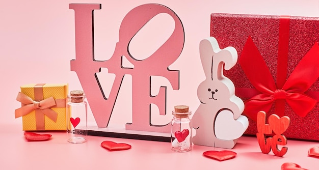 Aime la médecine. je t'aime .les comprimés dans des bocaux embrassent la saint-valentin. fond d'amour. cadeaux sous forme de coeurs sur fond rose avec l'inscription love.