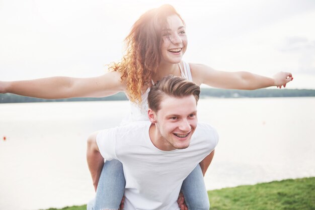 Aimer le couple heureux ludique drôle sur la plage.