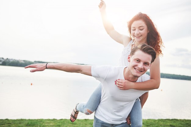 Aimer le couple heureux ludique drôle sur la plage.