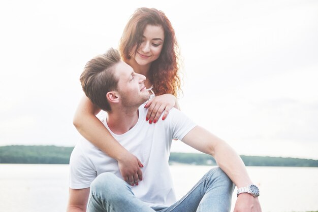 Aimer le couple heureux ludique drôle sur la plage.