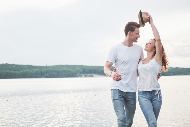 Aimer le couple heureux ludique drôle sur la plage.