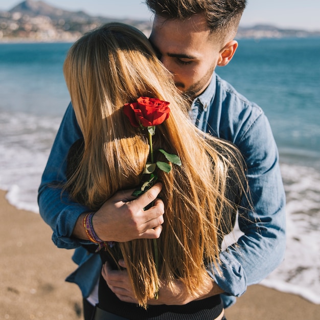 Aimer embrasser l&#39;homme et la femme sur la plage