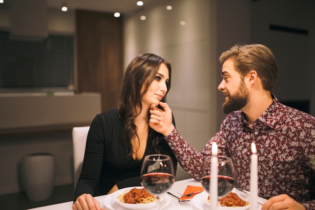 Photo gratuite aimer les gens ayant un dîner romantique