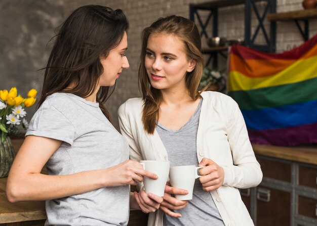 Aimer, jeune couple lesbien, tenant tasse tasse à café, regarder, autre
